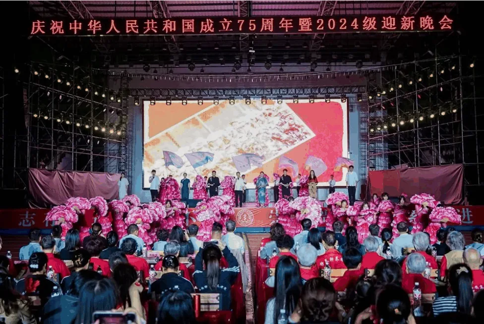 璀璨星夜 梦想起航 陕西省科技卫生学校学校成功举相关图片