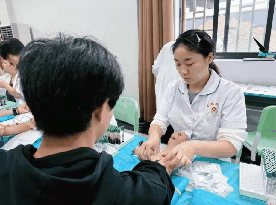 关爱学生健康 体检护航成长 西安康桥职业高中开展相关图片