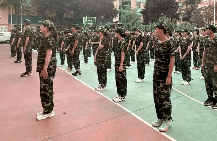 青春意志铸军魂 心向国防展雄风 西安启航职业高级相关图片