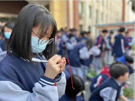 许美好心愿 献绿色爱心相关图片