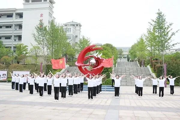 校园里看不见学生,老师先到教室等着——揭秘一所把“精细化管理”做到极致的职高